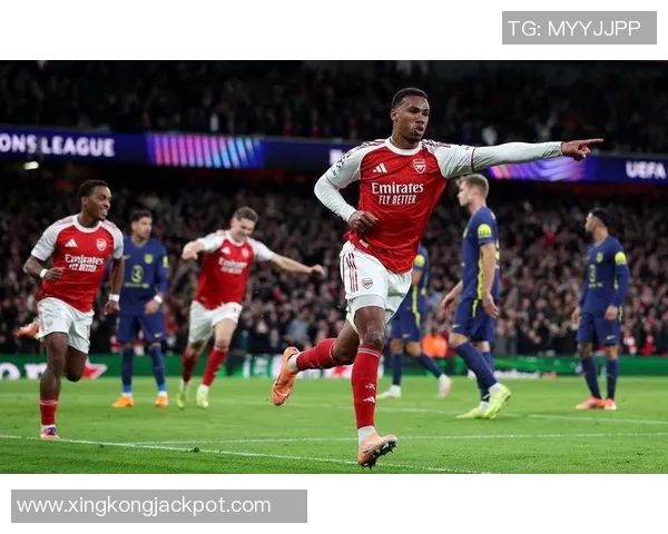 阿森纳前场定位球险情加布里埃尔头球击中横梁赖斯补射被挡