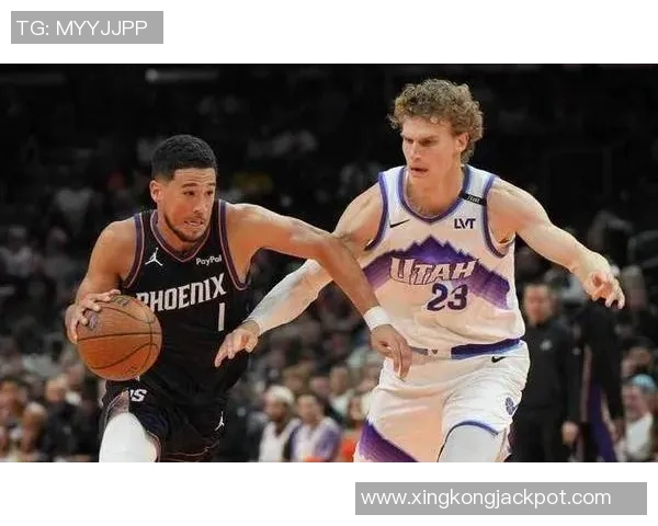 布克上半场表现出色却因伤退场10分钟内贡献11分2篮板3助攻